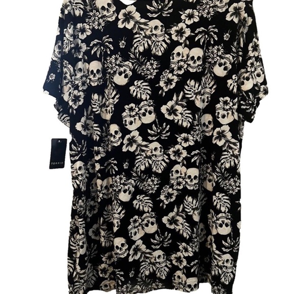 Torrid Love Sick Strappy Tee Black White Skull Pattern Size 1, 14/16, 1X - Picture 3 of 5